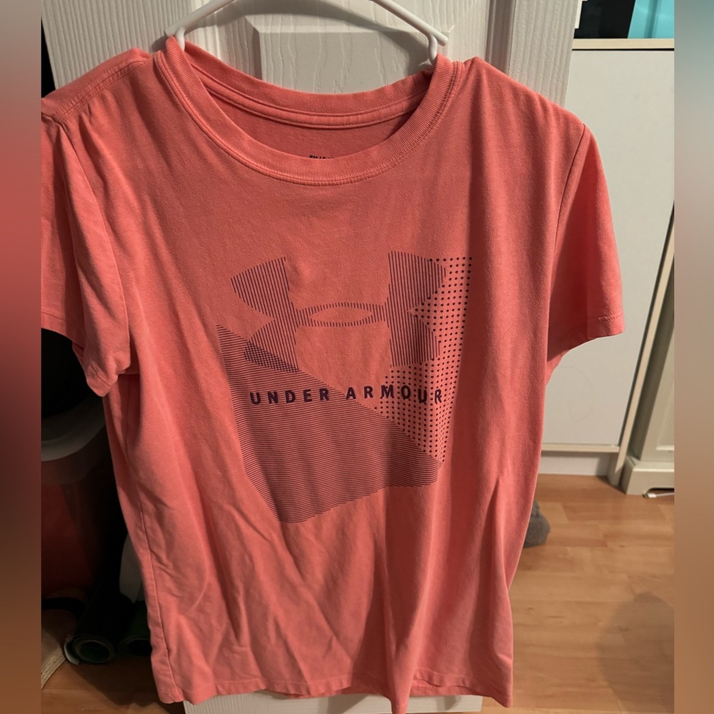 Under armour tee

Size:Small 
Color: Peach/ pink

Worn a handful of times